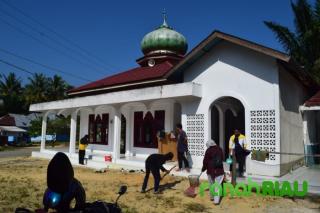 Kegiatan Gotong Royong Mahasiswa Kukerta Univrab bersama warga Sialang Bungkuk